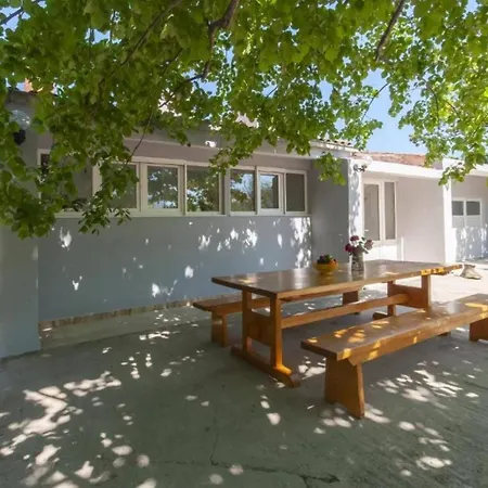 Nature View Spacious Five Bedroom Villa, Pool Zadvarje