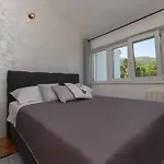 Nature View Spacious Five Bedroom Villa, Pool 빌라 Zadvarje