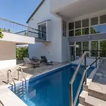 빌라 Nature View Spacious Five Bedroom Villa, Pool Zadvarje