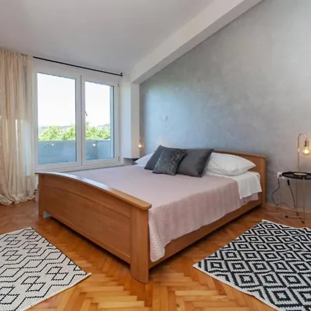Nature View Spacious Five Bedroom Villa, Pool Vila Zadvarje