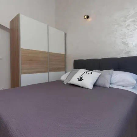 Nature View Spacious Five Bedroom Villa, Pool Zadvarje
