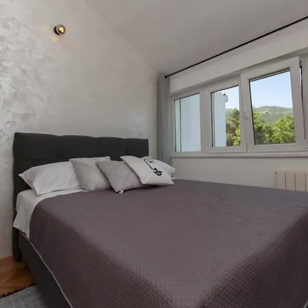 Nature View Spacious Five Bedroom Villa, Pool Villa Zadvarje