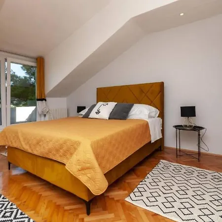 Nature View Spacious Five Bedroom Villa, Pool Villa Zadvarje