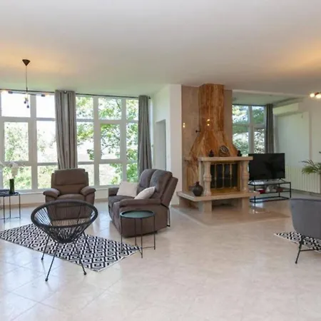 빌라 Nature View Spacious Five Bedroom Villa, Pool Zadvarje