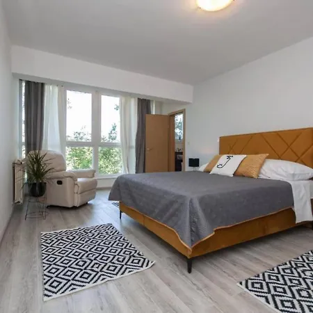 Nature View Spacious Five Bedroom Villa, Pool *