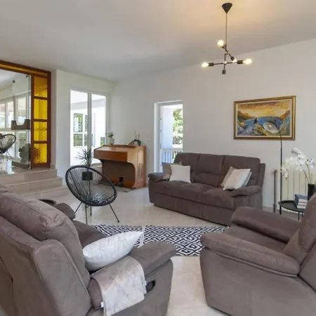 Nature View Spacious Five Bedroom Villa, Pool * Zadvarje