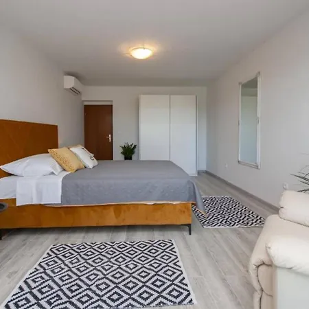 Nature View Spacious Five Bedroom Villa, Pool 빌라 *