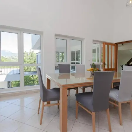 빌라 Nature View Spacious Five Bedroom Villa, Pool *