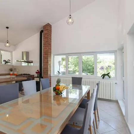 Villa Nature View Spacious Five Bedroom Villa, Pool Zadvarje