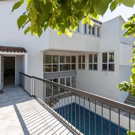 Nature View Spacious Five Bedroom Villa, Pool *