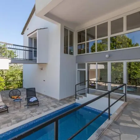 Villa Nature View Spacious Five Bedroom Villa, Pool *