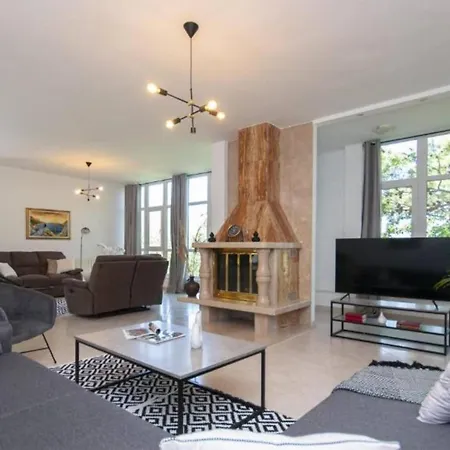 Nature View Spacious Five Bedroom Villa, Pool *