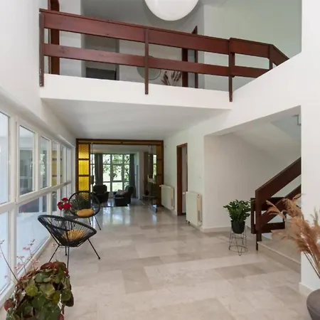 Nature View Spacious Five Bedroom Villa, Pool *