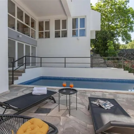 Nature View Spacious Five Bedroom Villa, Pool * Zadvarje