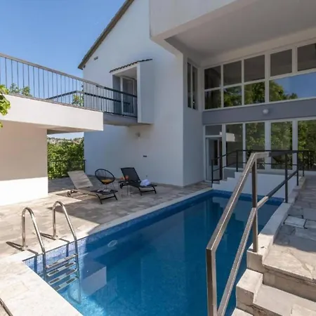 Villa Nature View Spacious Five Bedroom Villa, Pool Zadvarje