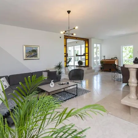 Nature View Spacious Five Bedroom Villa, Pool *