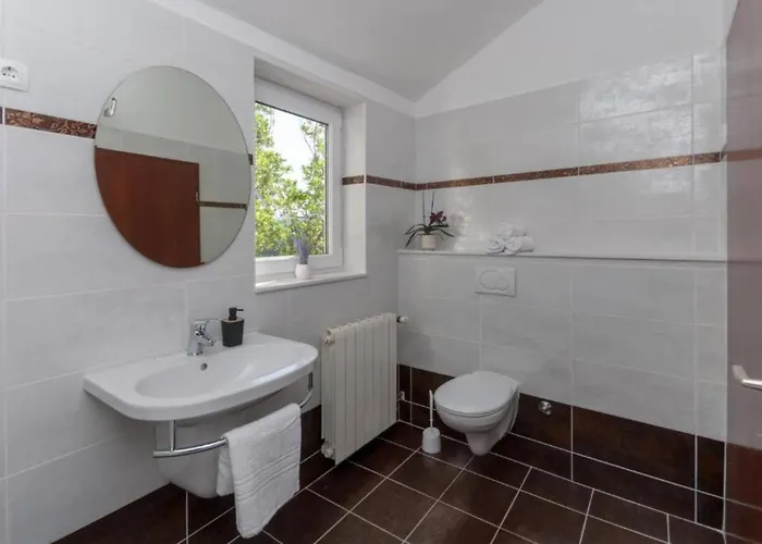 Nature View Spacious Five Bedroom Villa, Pool