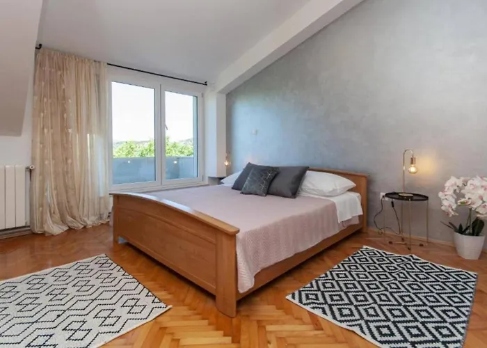 Nature View Spacious Five Bedroom Villa, Pool Villa Zadvarje