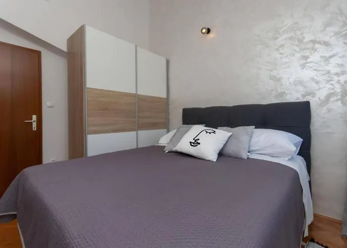 Nature View Spacious Five Bedroom Villa, Pool Zadvarje