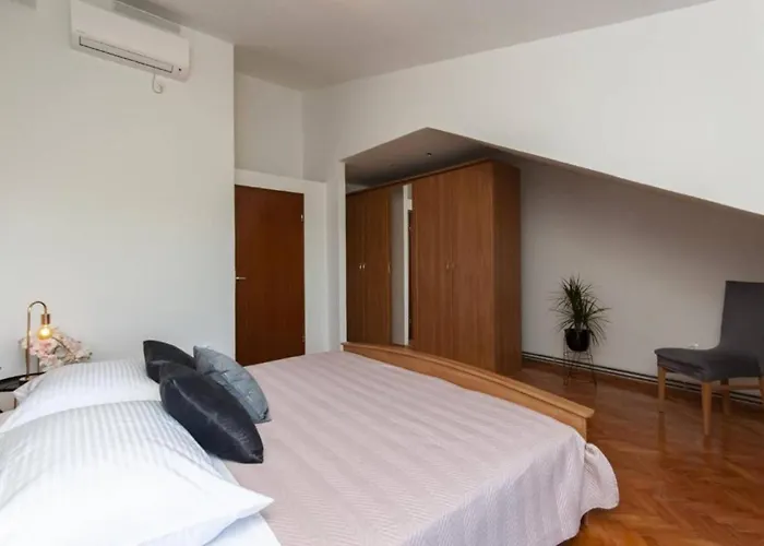 Villa Nature View Spacious Five Bedroom Villa, Pool *