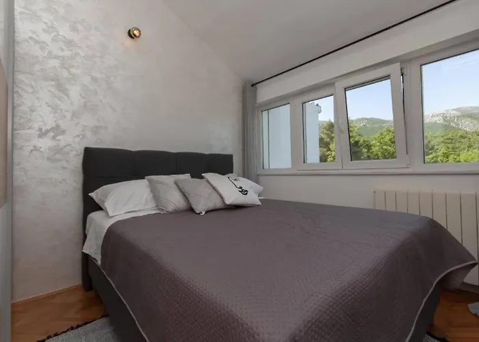 Nature View Spacious Five Bedroom Villa, Pool Villa Zadvarje