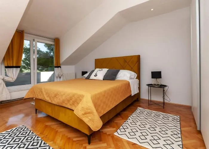 Nature View Spacious Five Bedroom Villa, Pool Villa Zadvarje