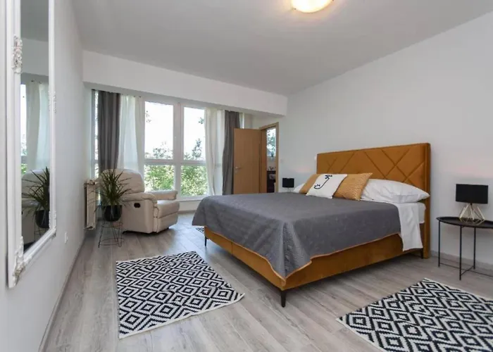 Nature View Spacious Five Bedroom Villa, Pool *