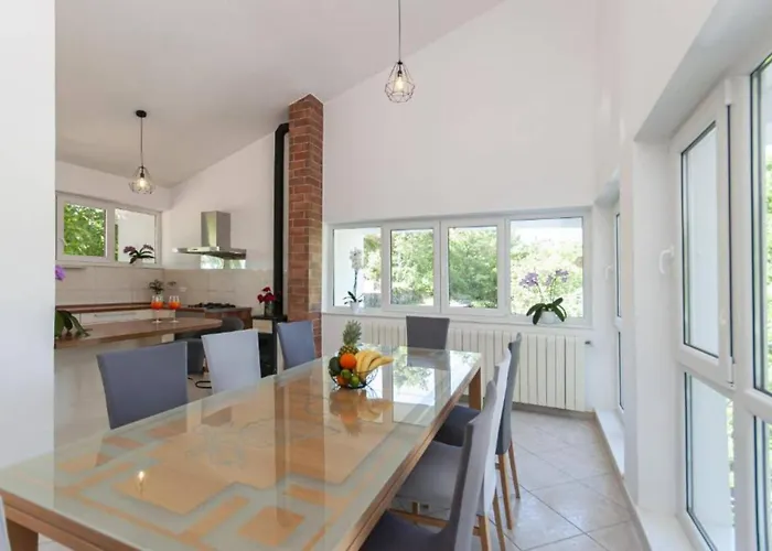 Villa Nature View Spacious Five Bedroom Villa, Pool Zadvarje