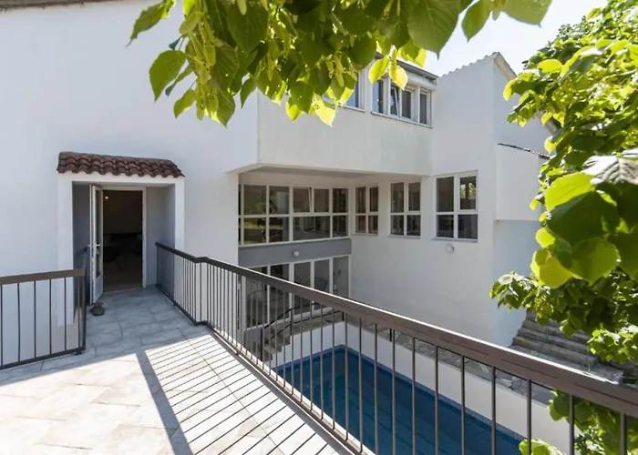 Nature View Spacious Five Bedroom Villa, Pool *