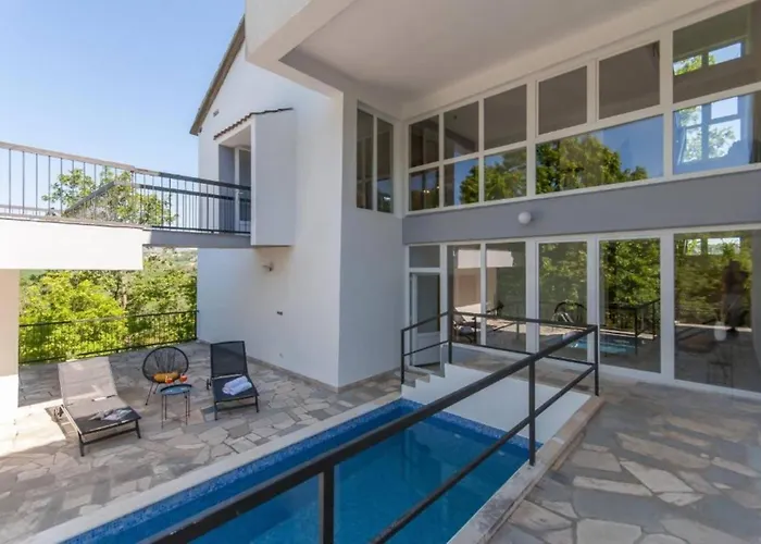Villa Nature View Spacious Five Bedroom Villa, Pool *