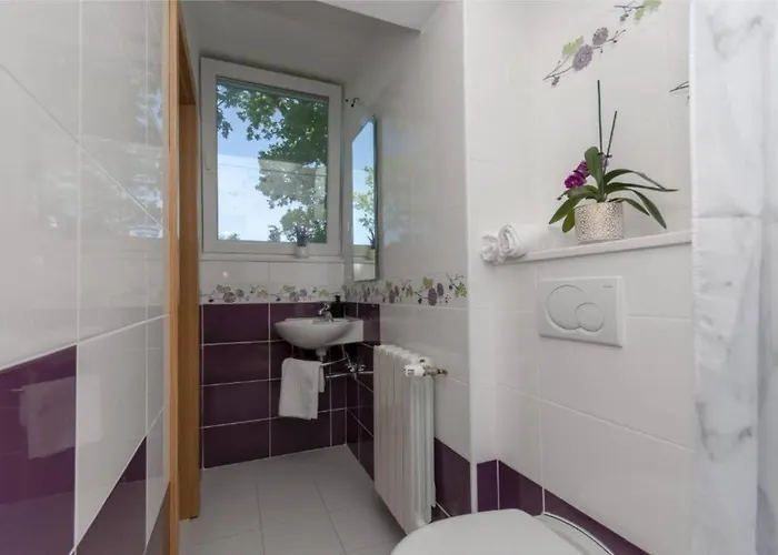 Nature View Spacious Five Bedroom Villa, Pool Villa Zadvarje
