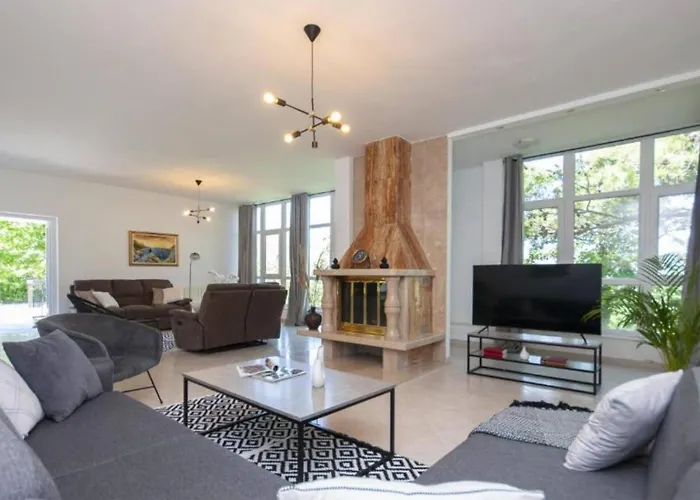 Nature View Spacious Five Bedroom Villa, Pool *