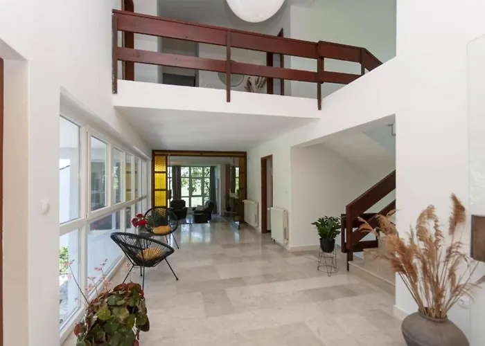 Nature View Spacious Five Bedroom Villa, Pool *