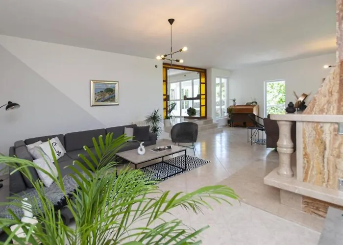 Nature View Spacious Five Bedroom Villa, Pool *