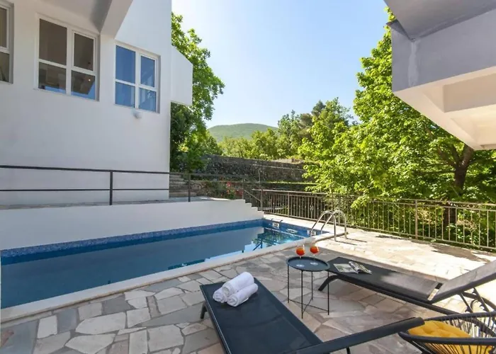 Villa Nature View Spacious Five Bedroom Villa, Pool